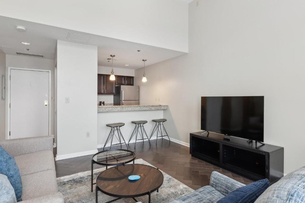Placemakr Downtown Pittsburgh at The Pennsylvanian — 5
