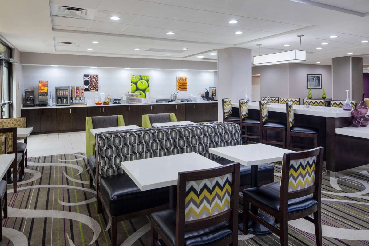 La Quinta Inn & Suites by Wyndham Kennesaw — 4