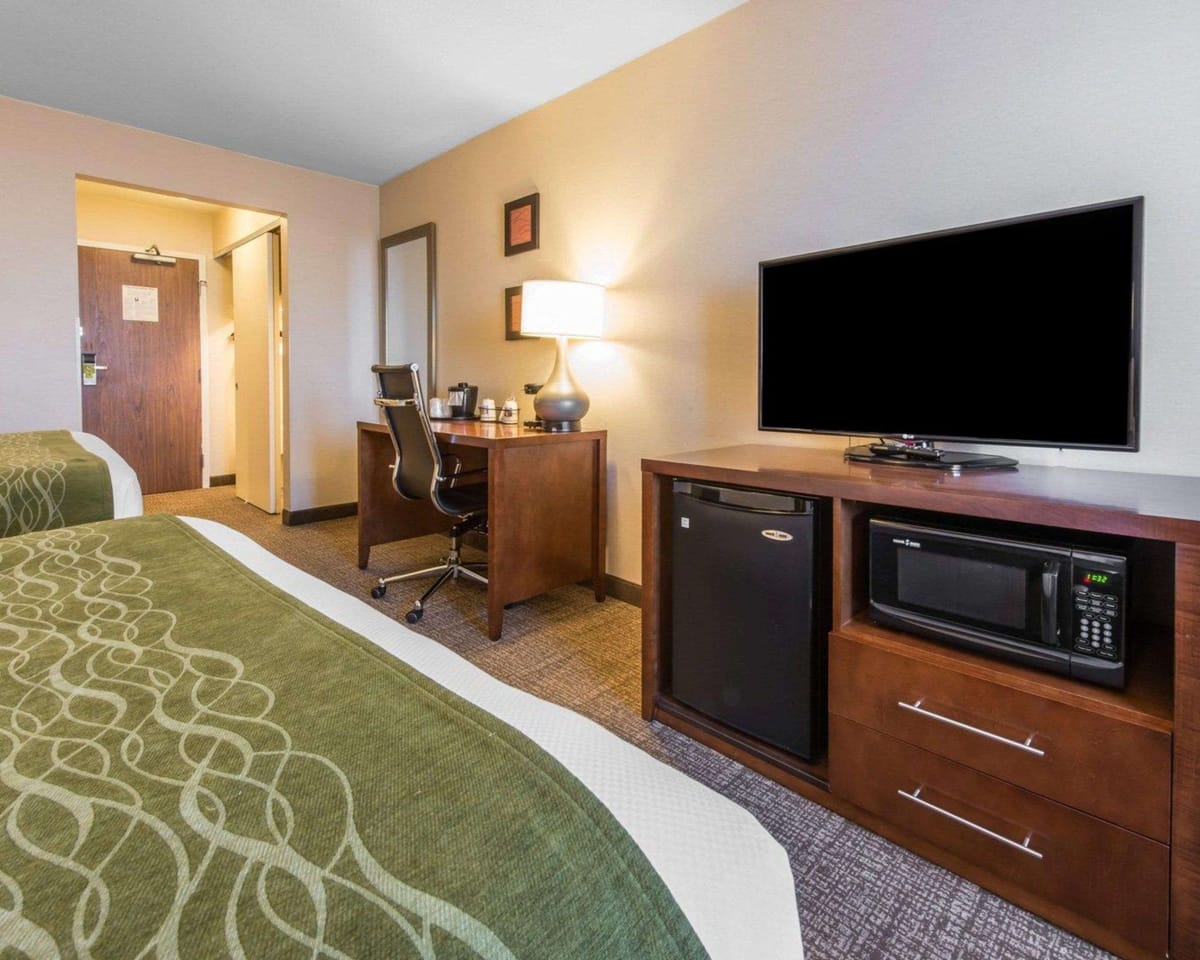 Comfort Inn & Suites Erie - Splash Lagoon Indoor Waterpark — 3