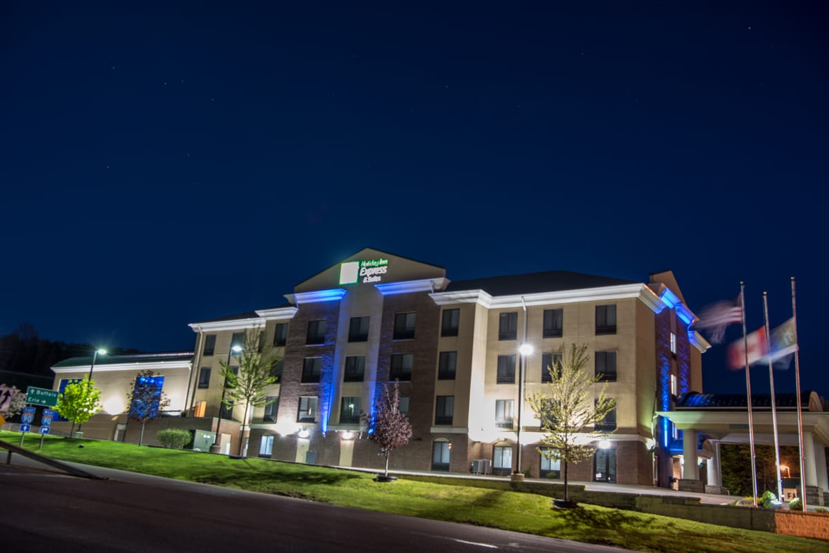 Holiday Inn Express & Suites — 3
