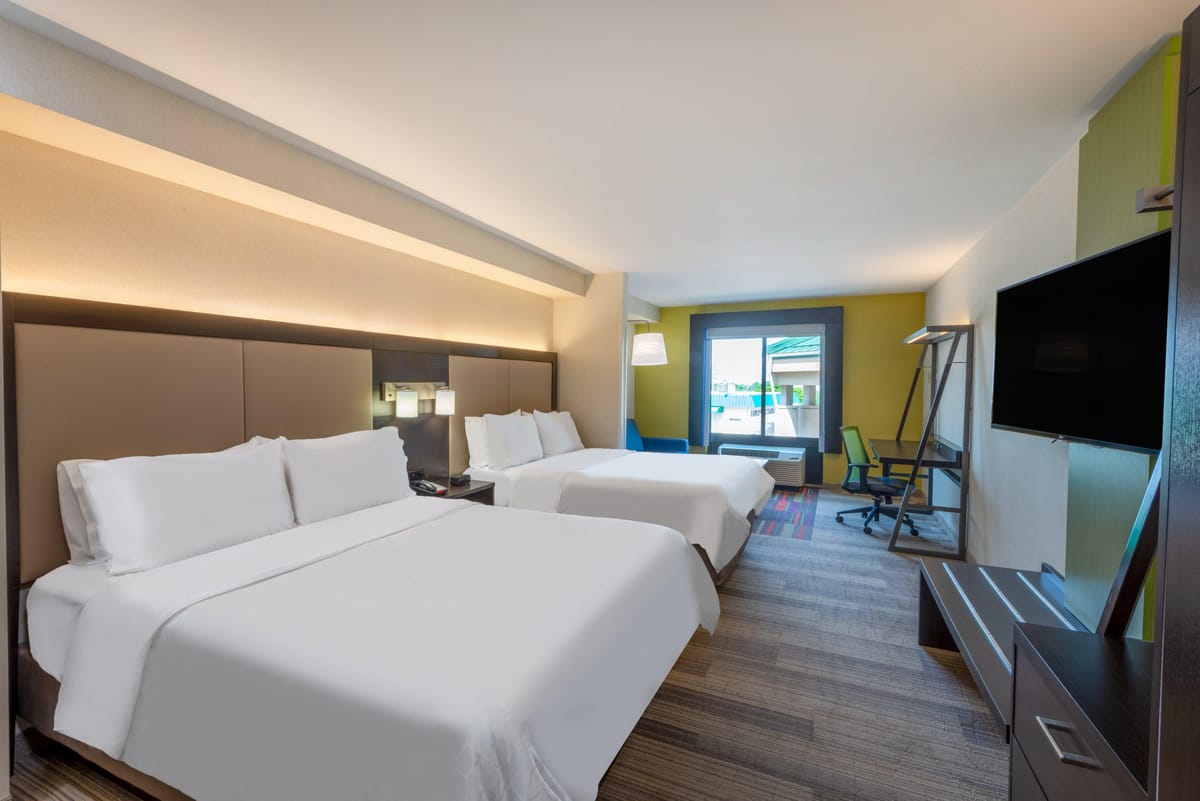 Holiday Inn Express & Suites — 4
