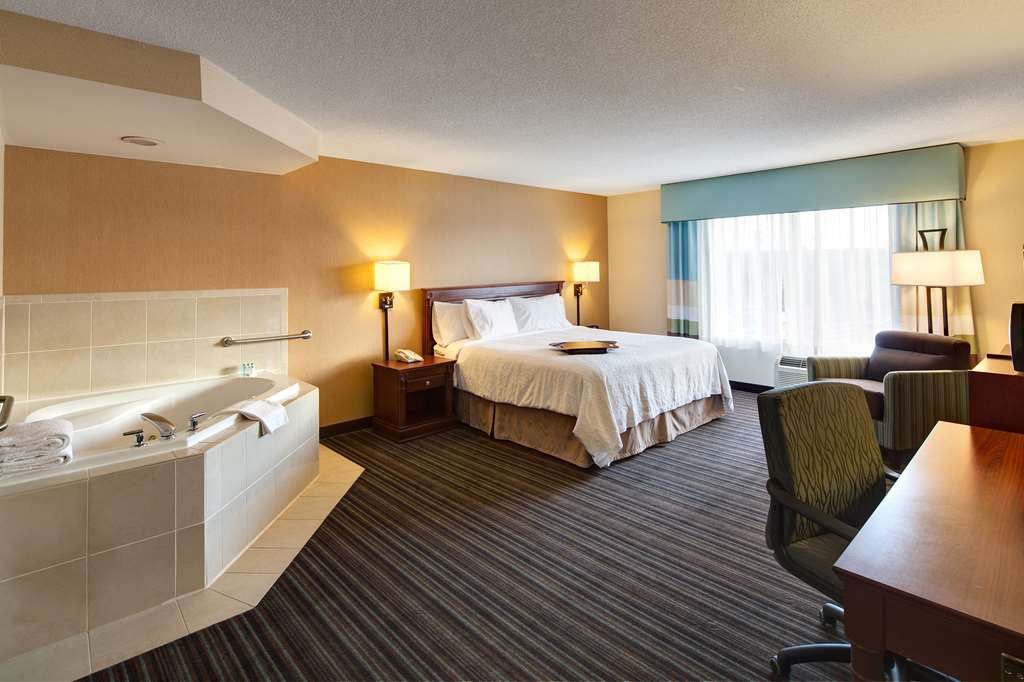 Hampton Inn & Suites by Hilton Toronto Airport — 1