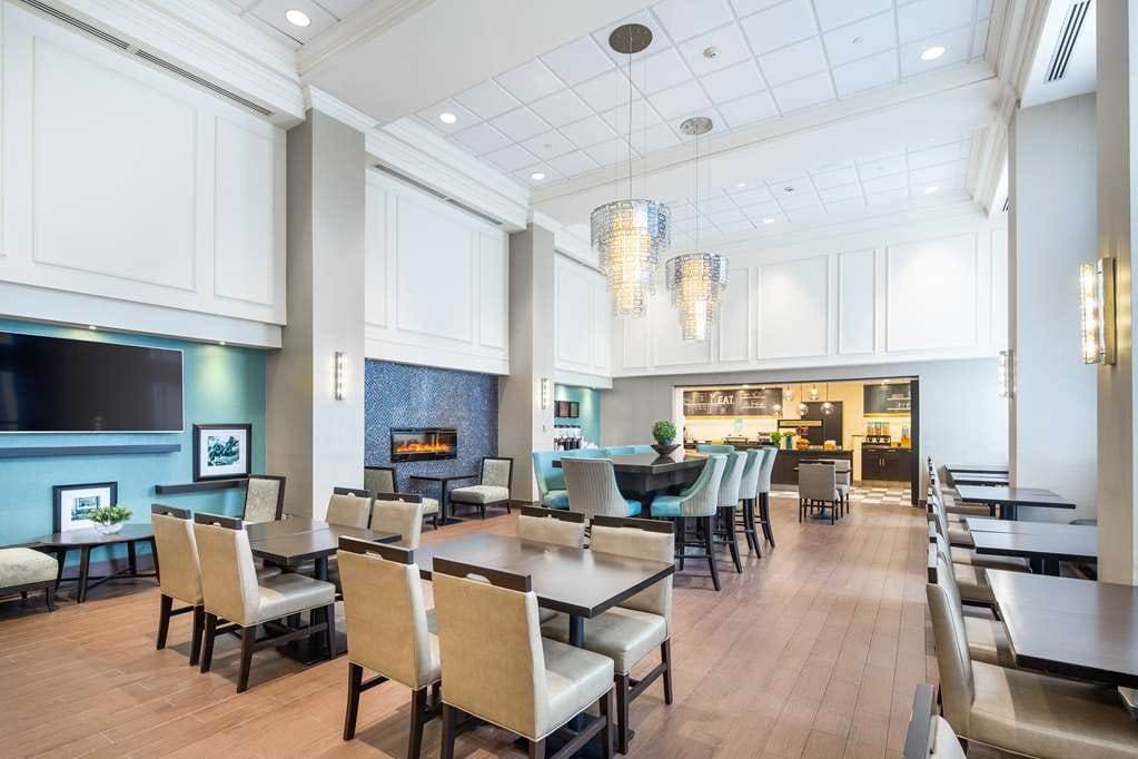 Hampton Inn & Suites by Hilton Toronto Airport — 3