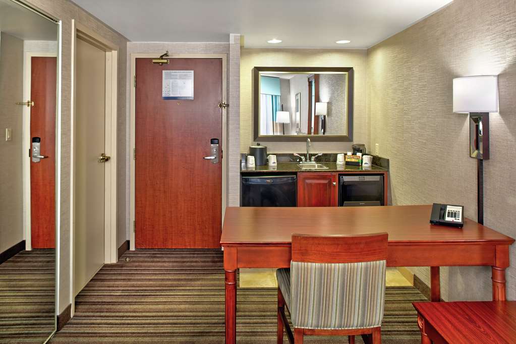 Hampton Inn & Suites by Hilton Toronto Airport — 5