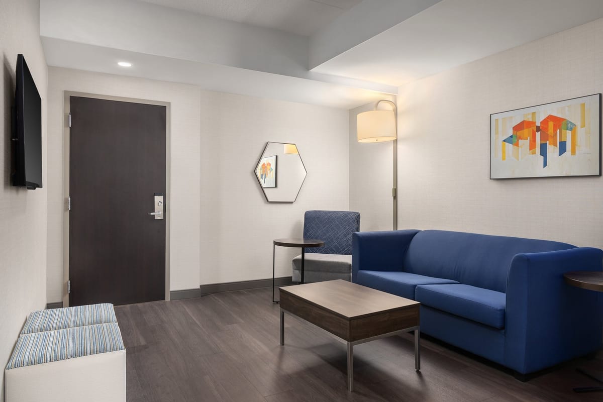 Holiday Inn Express & Suites Vaughan-Southwest by IHG — 5