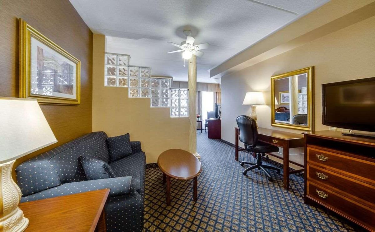Monte Carlo Inn - Vaughan Suites — 4