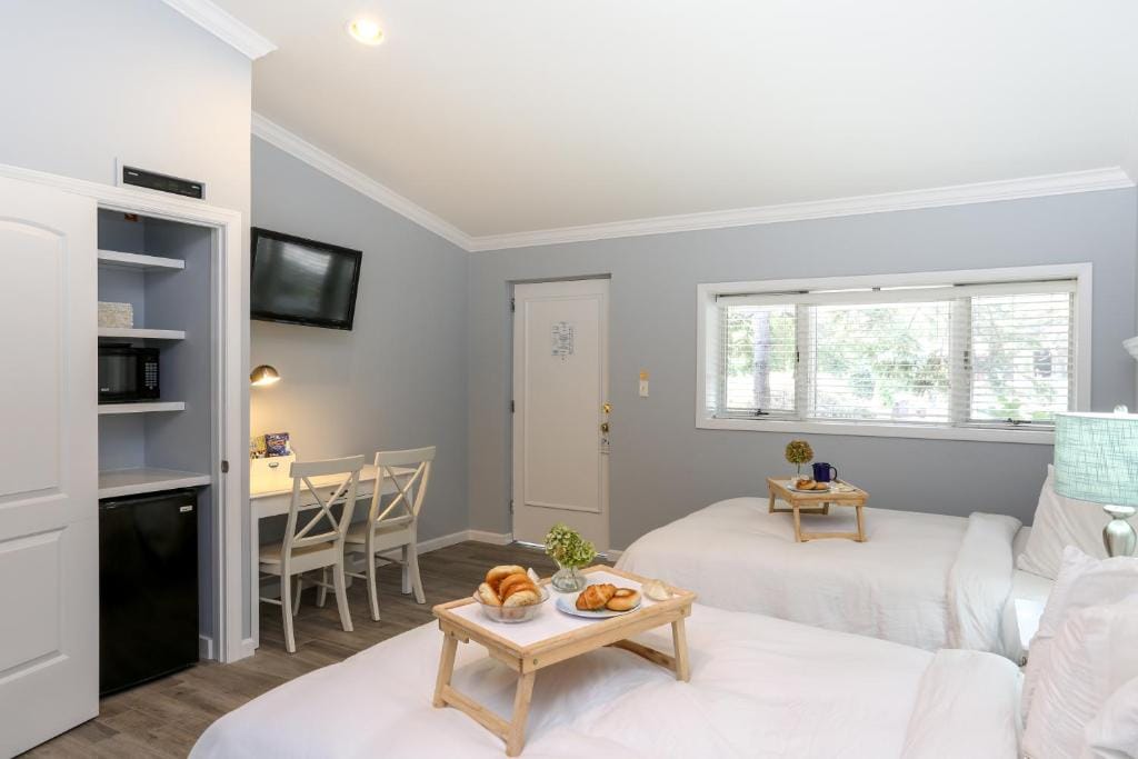 Hamlet Inn - PASSES TO COOPERS BEACH — 2