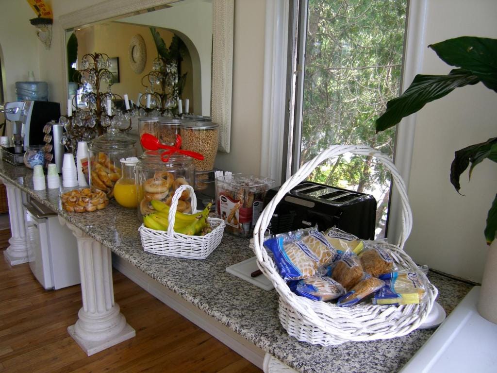 Hamlet Inn - PASSES TO COOPERS BEACH — 5