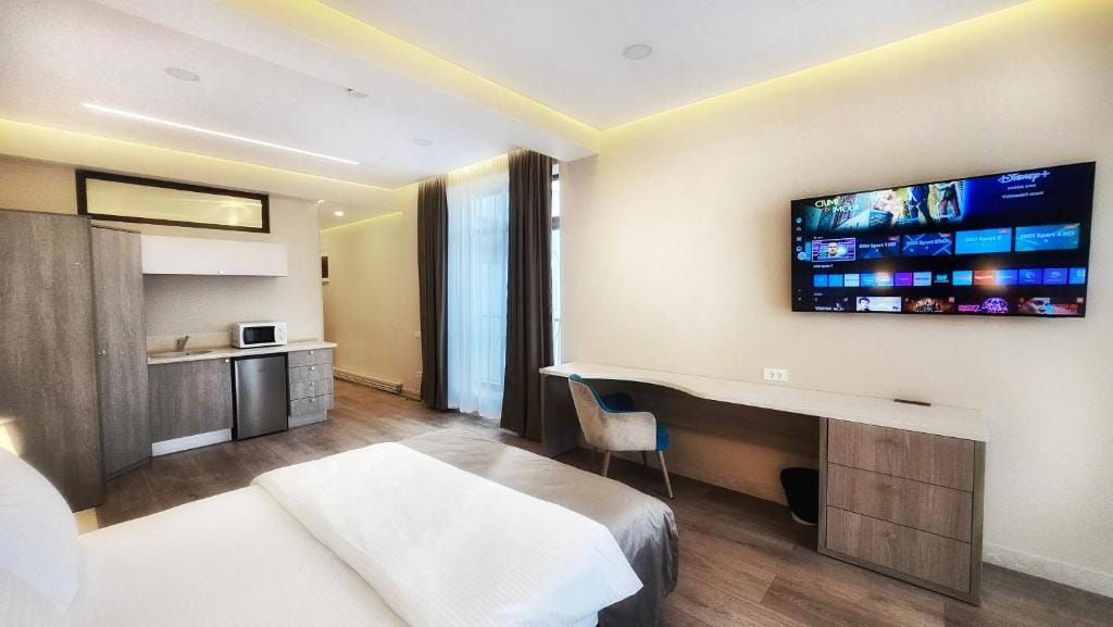 Monopoly Hotel — 4