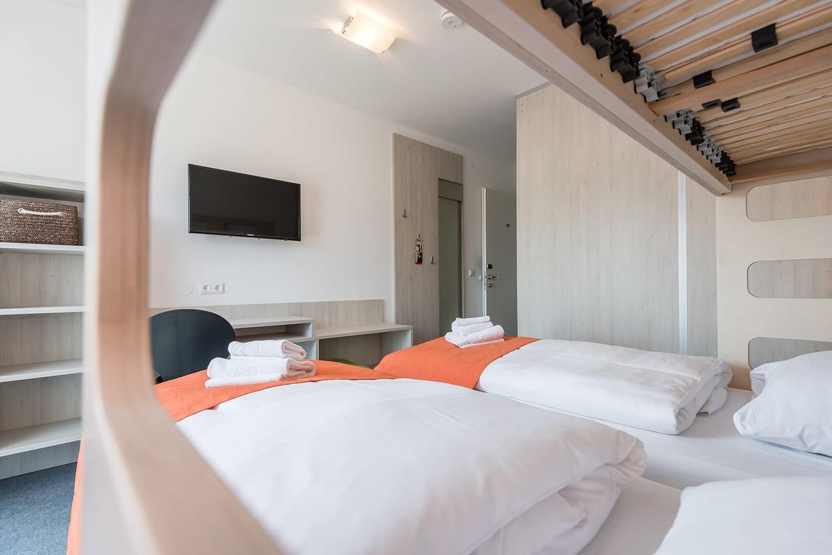 Motel Einstein — 1