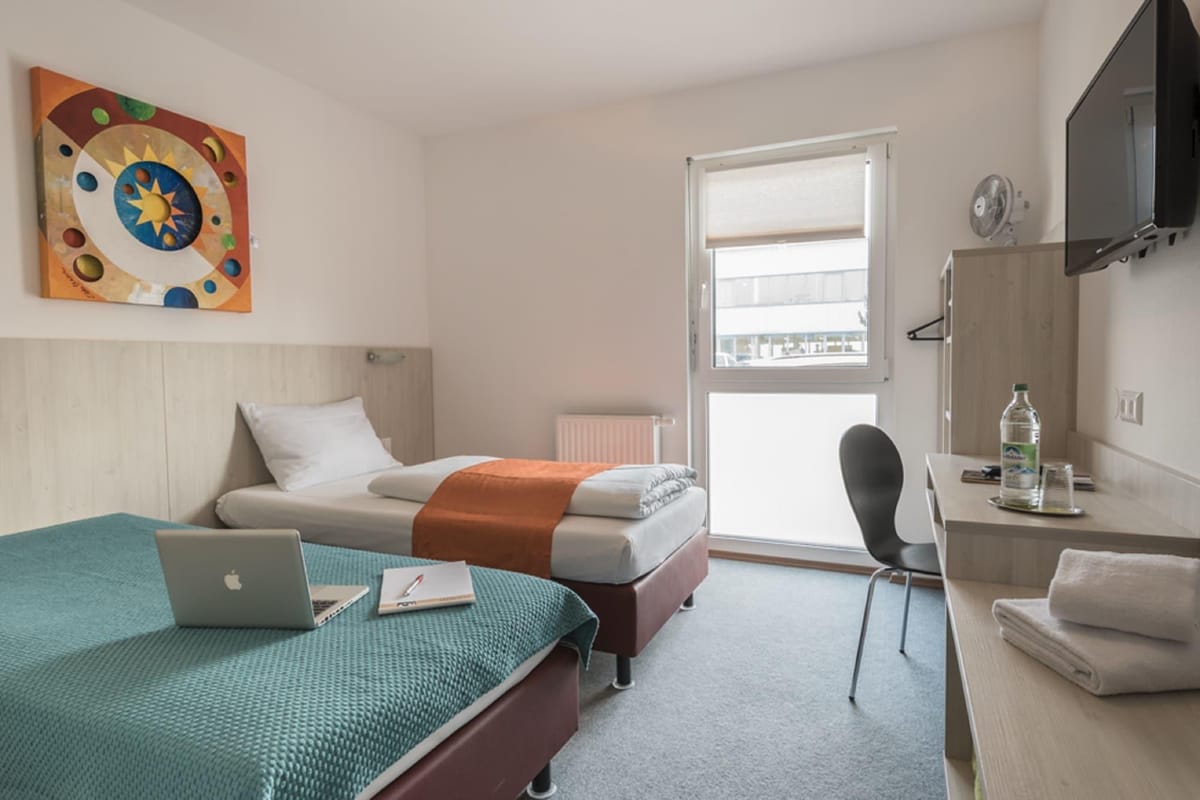 Motel Einstein — 3