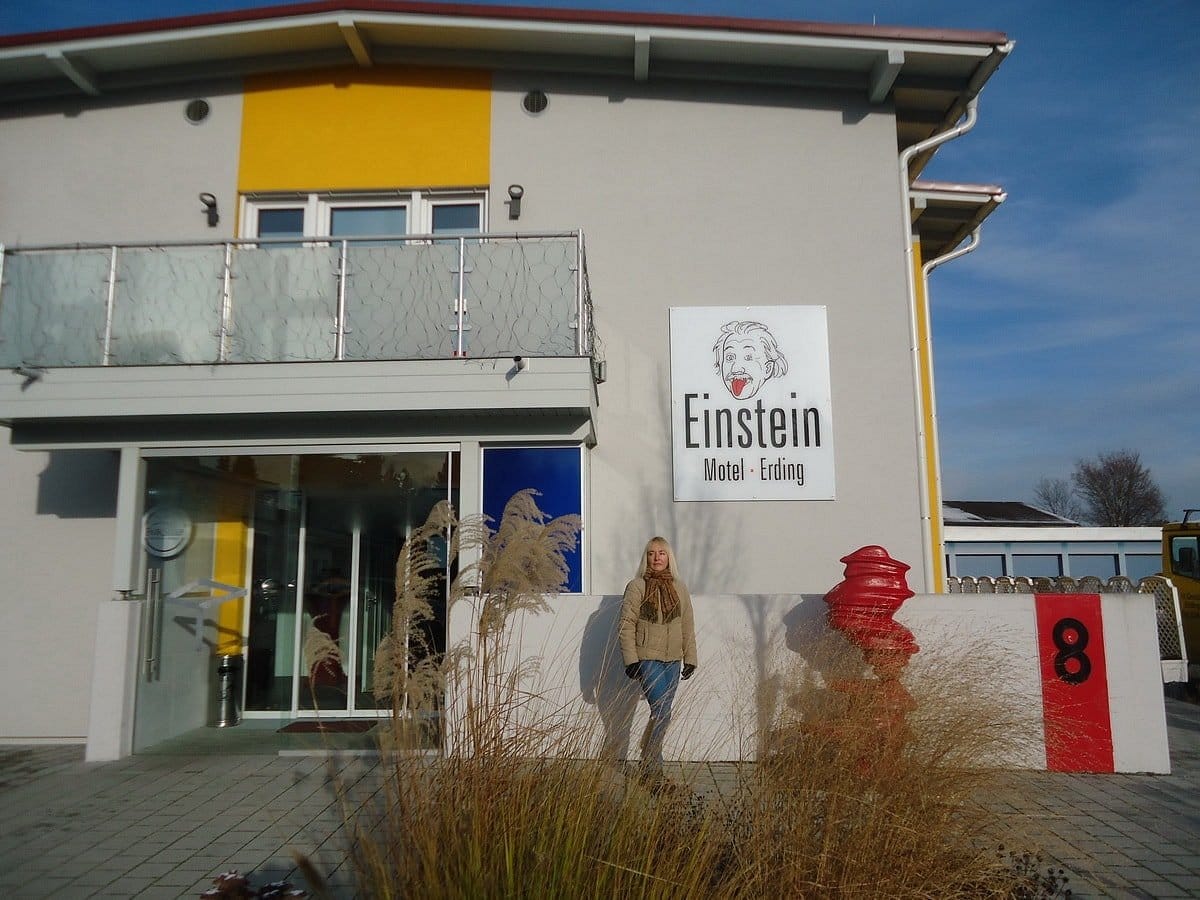 Motel Einstein — 4