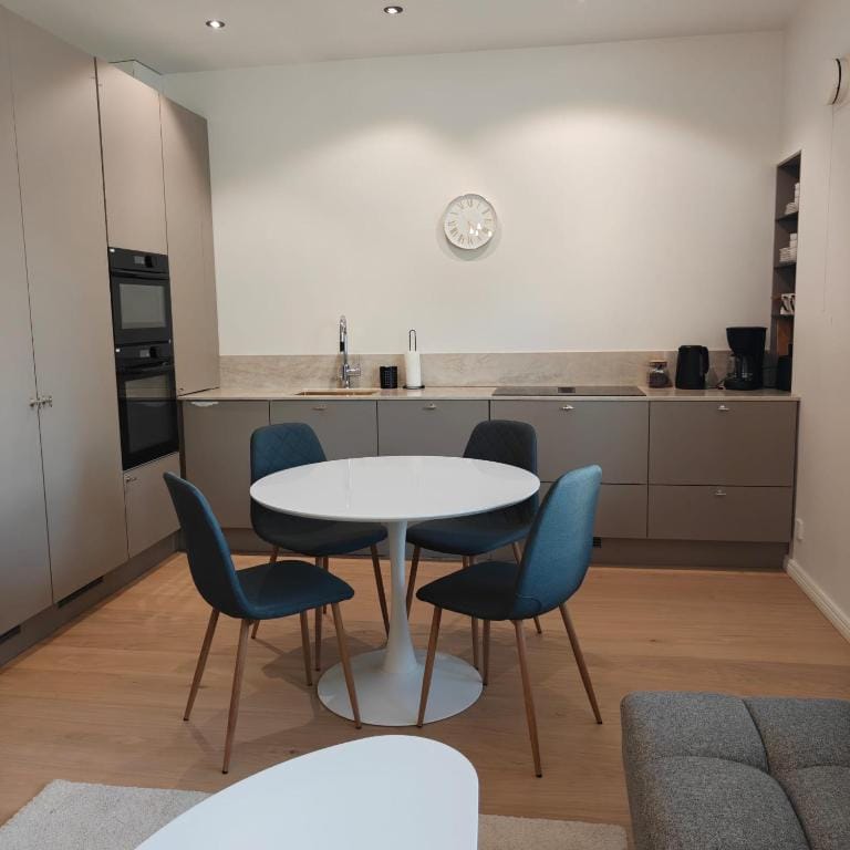 Fully Renovated & Stylish Apartment in the Heart of the City Centre — 4