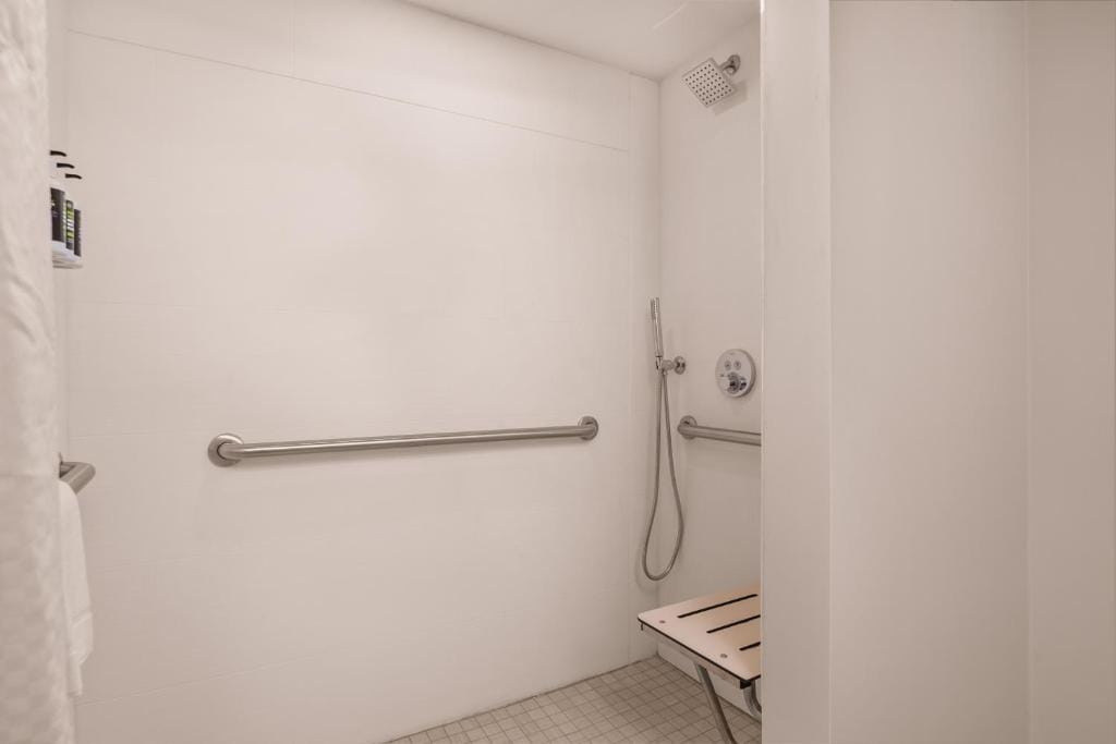 B&B HOTEL Orlando International Drive near Universal - Newly Renovated! — 3