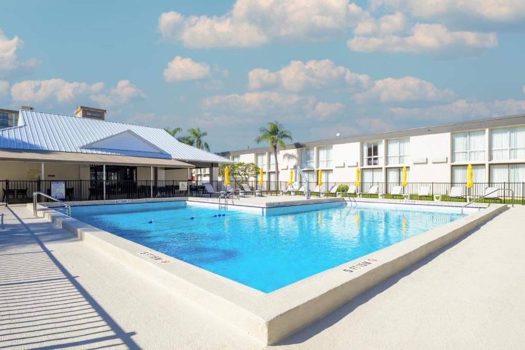 B&B HOTEL Orlando International Drive near Universal - Newly Renovated! — 4