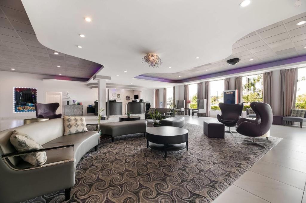 Clarion Inn & Suites Across From Universal Orlando Resort — 1