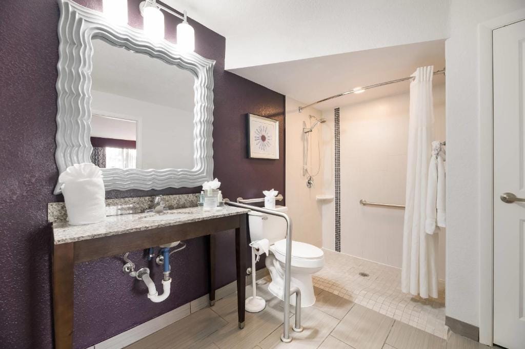 Clarion Inn & Suites Across From Universal Orlando Resort — 2