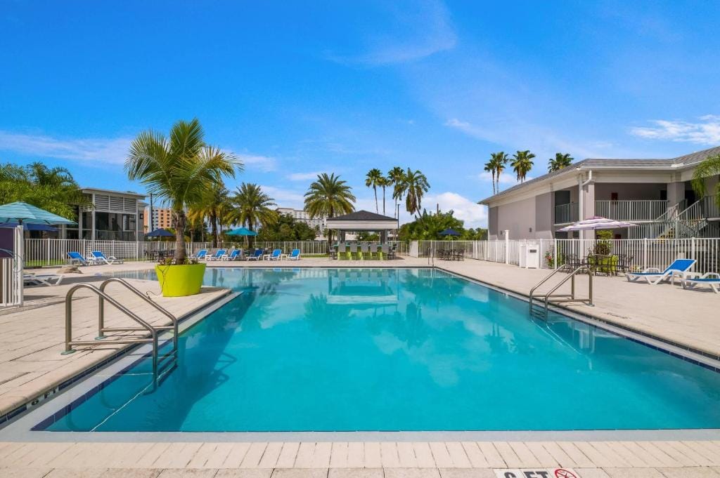 Clarion Inn & Suites Across From Universal Orlando Resort — 3