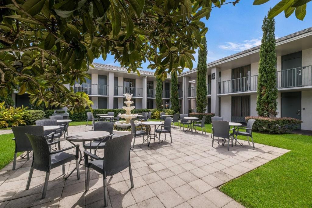 Clarion Inn & Suites Across From Universal Orlando Resort — 5