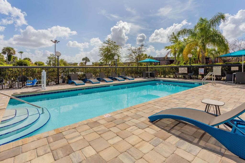 Hampton Inn & Suites Orlando International Drive North — 4