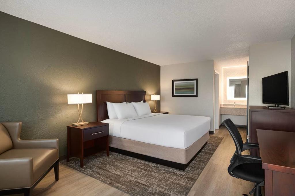 Mai Hana Hotel and Suites I Drive-Theme Parks — 5