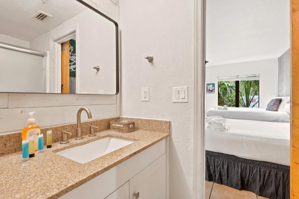 Studio Condo Near Universal I-Drive w Kitchenette — 3