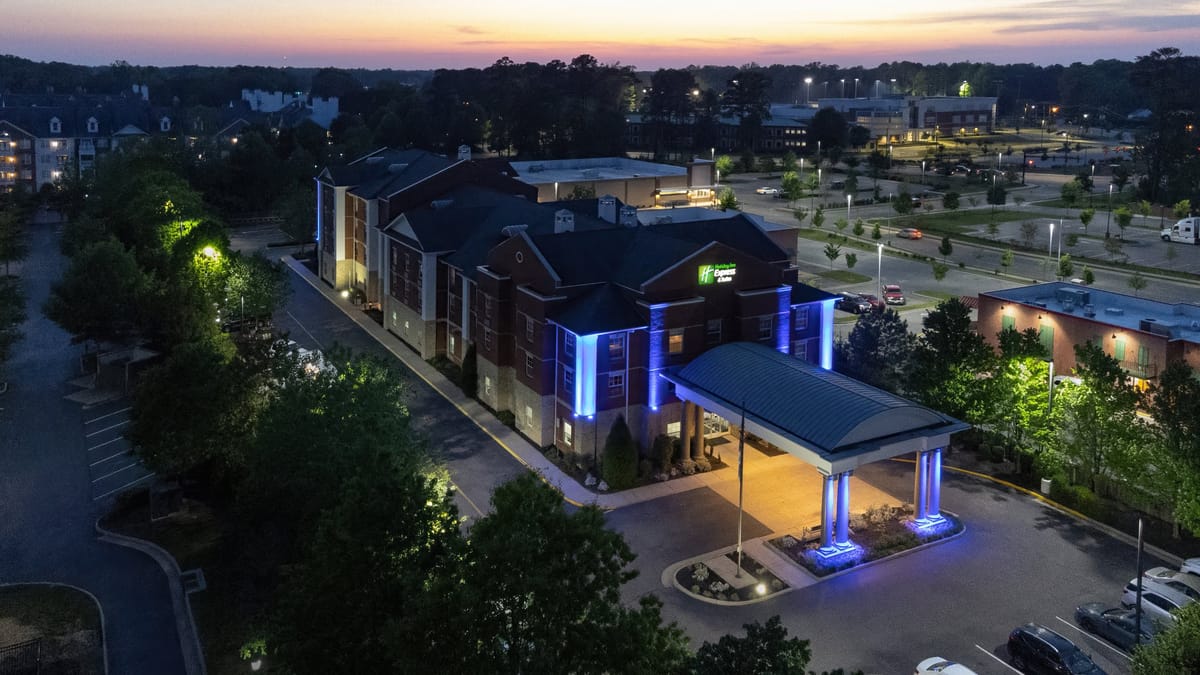 Holiday Inn Express & Suites Williamsburg by IHG — 1