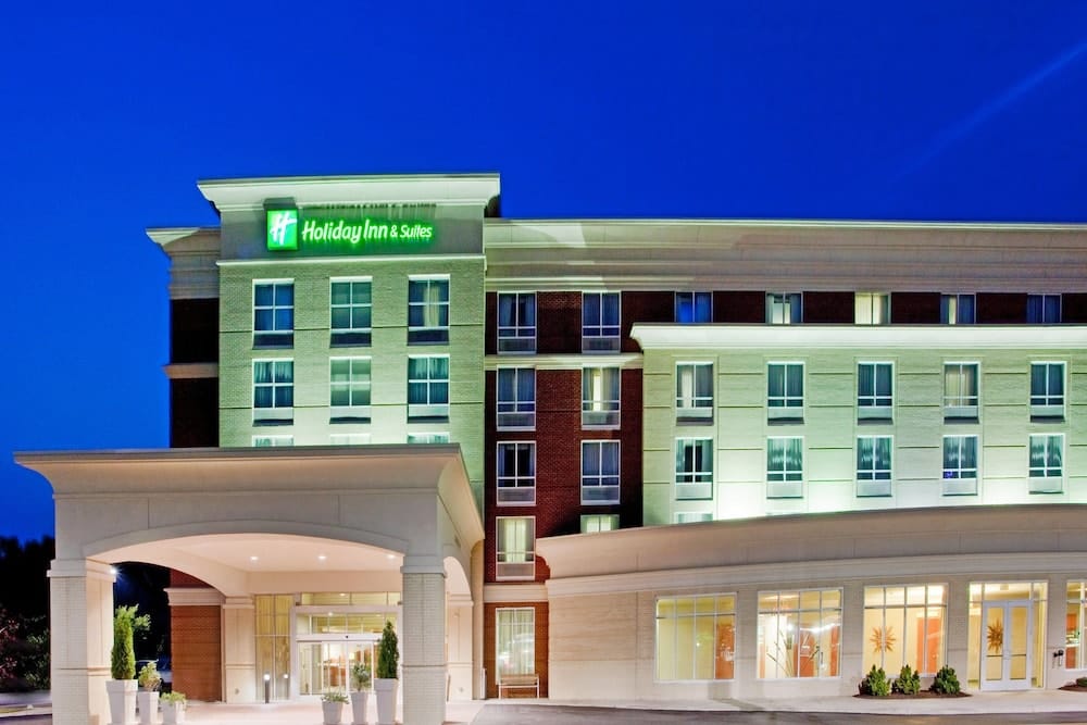 Holiday Inn & Suites by IHG — 1