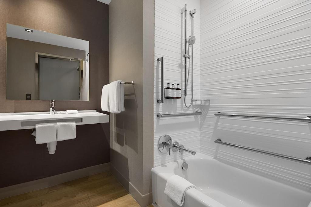 AC Hotel by Marriott Bloomington Mall of America — 3