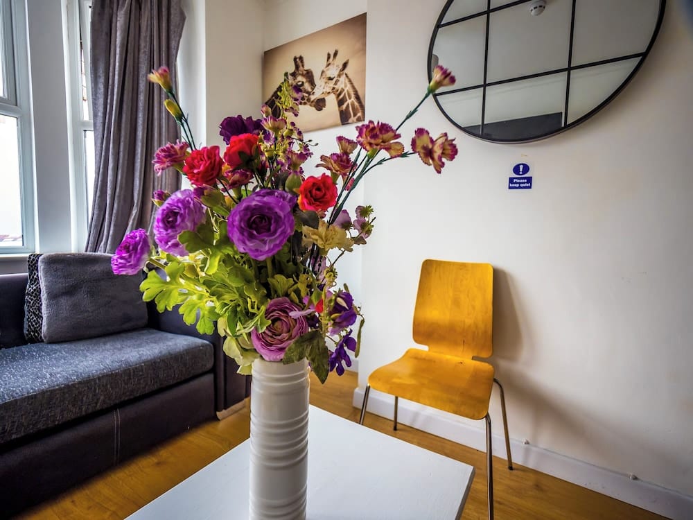 Ensuite5 Woodhouse private bath 2kitchen — 3