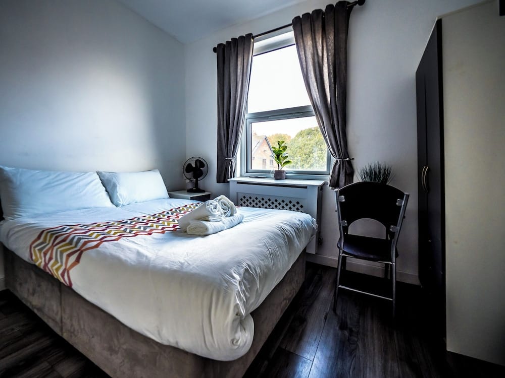 Ensuite5 Woodhouse private bath 2kitchen — 4