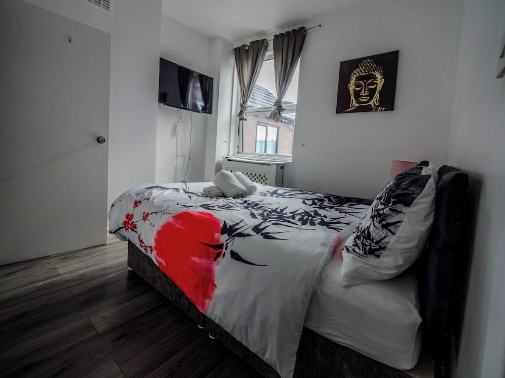 Ensuite5 Woodhouse private bath 2kitchen — 5