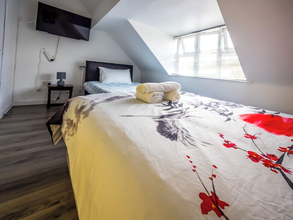 Ensuite6 Woodhouse private bath 2kitchen — 2