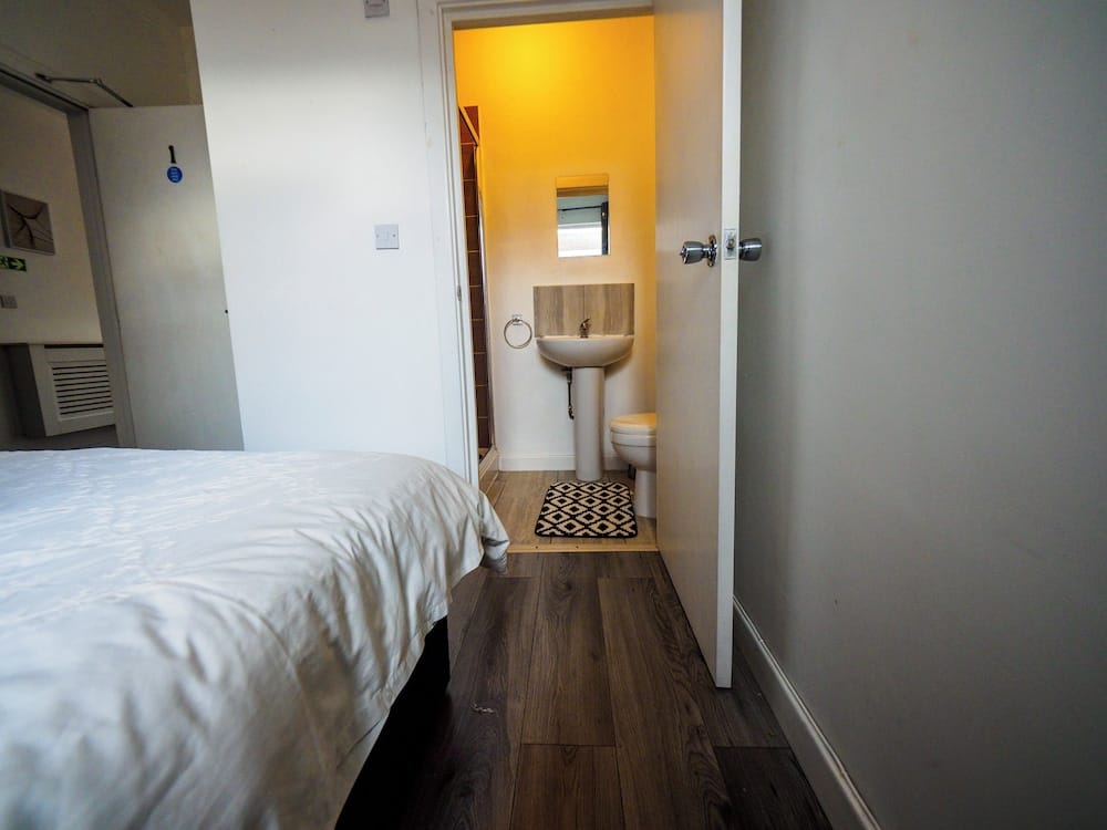 Ensuite6 Woodhouse private bath 2kitchen — 4