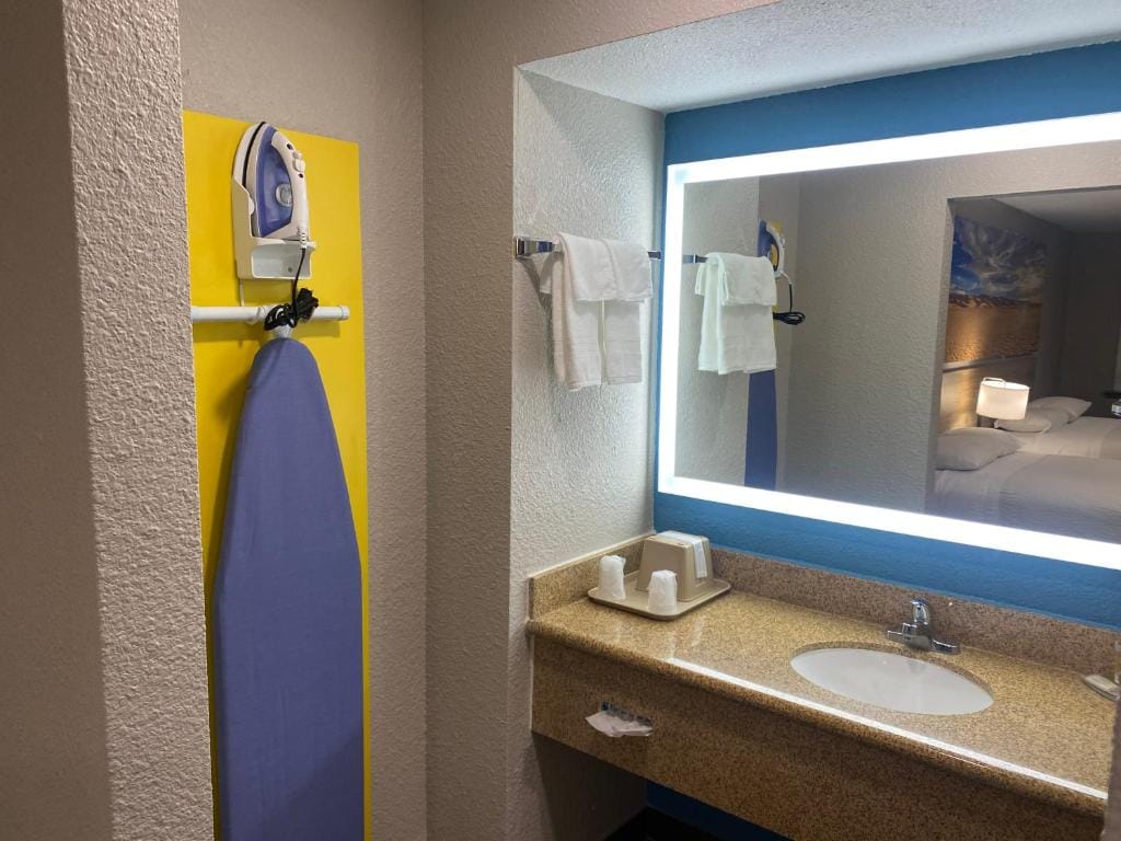 Days Inn by Wyndham El Paso West — 3