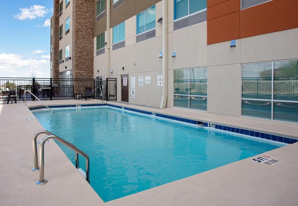 Holiday Inn Express & Suites - El Paso North by IHG — 3