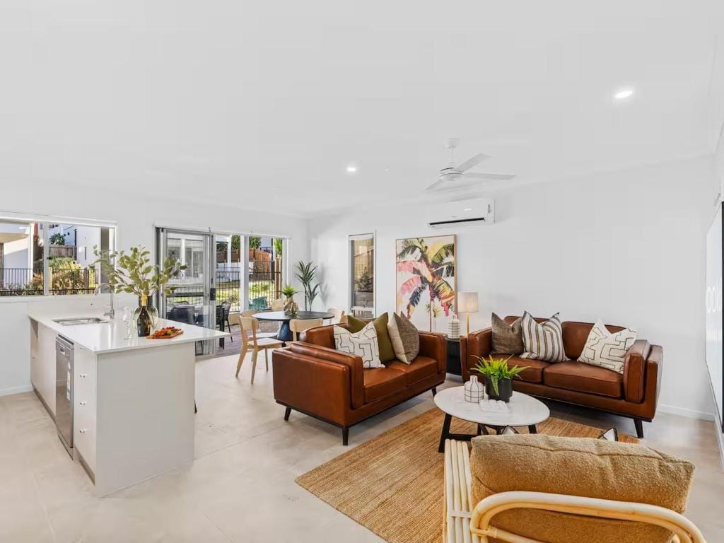 Dream World Escape 4BR Oxenford - Pool, Gym BBQ — 1
