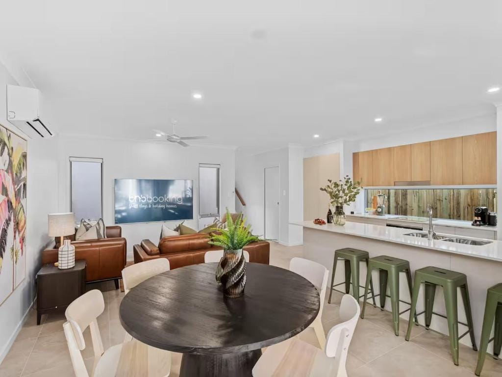 Dream World Escape 4BR Oxenford - Pool, Gym BBQ — 2