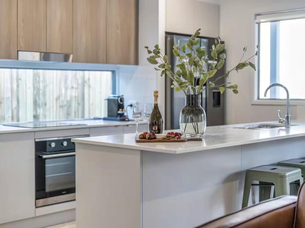 Dream World Escape 4BR Oxenford - Pool, Gym BBQ — 4