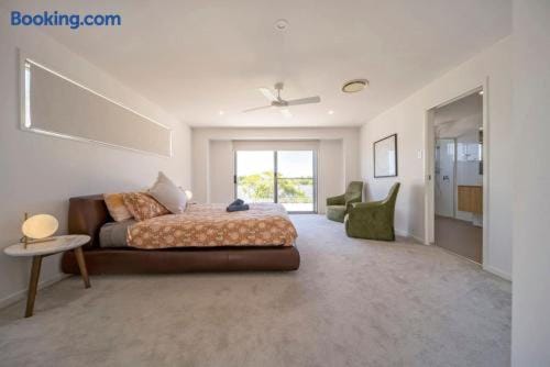Large 5-Bedroom Family Retreat in Helensvale with Pool — 2