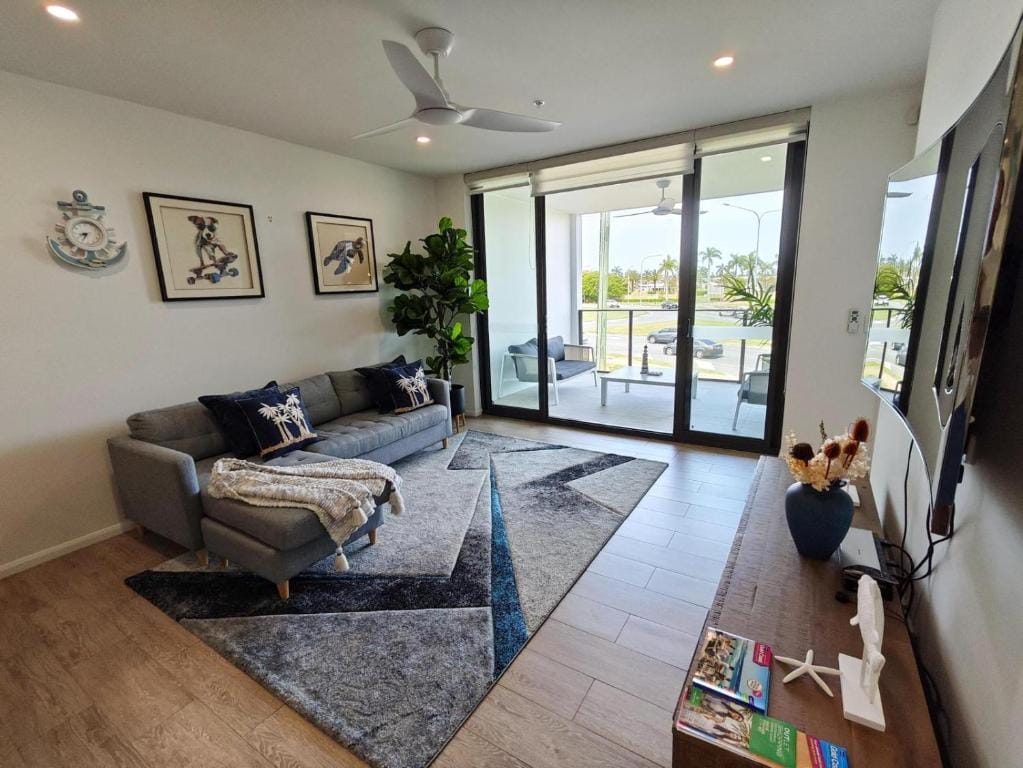 Luxury 3BR, 2BA Unit with Pool & BBQ in Gold Coast — 1