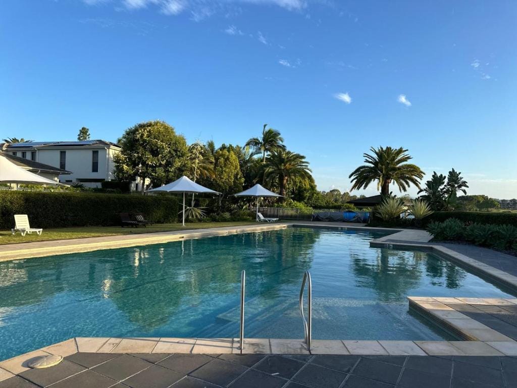 Luxury 3BR, 2BA Unit with Pool & BBQ in Gold Coast — 4