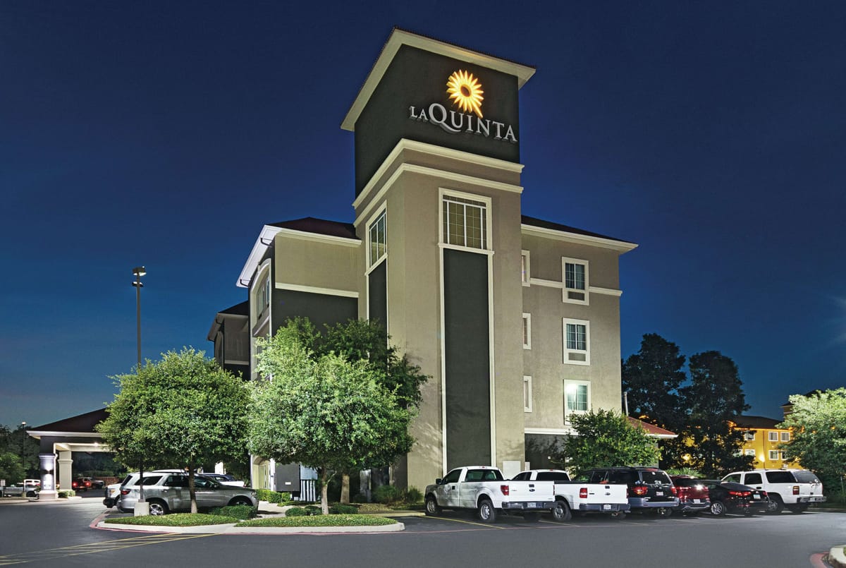 La Quinta Inn & Suites by Wyndham San Antonio Northwest — 1