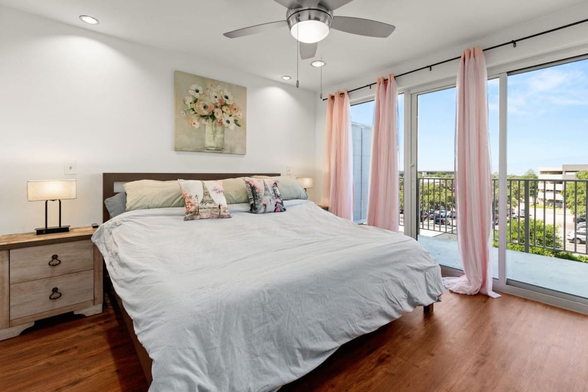 The Rim/Six Flags - King Bed, Skyline View, Family — 1