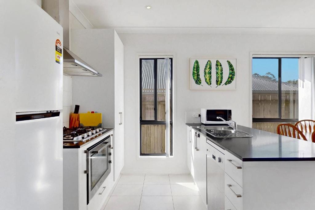 4BR Family Home Coomera Theme Parks Shopping — 1
