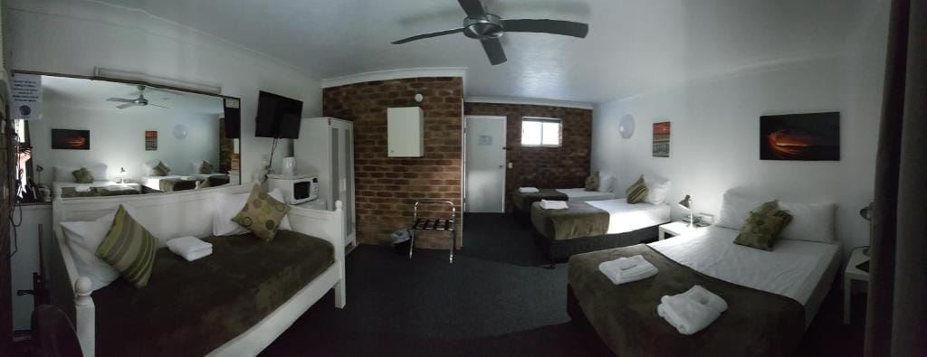 Coomera Motor Inn — 2