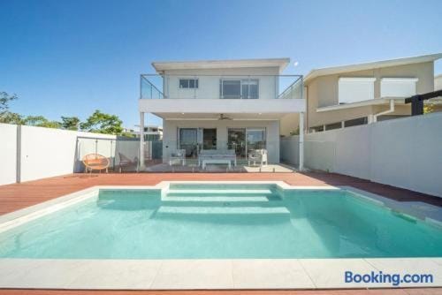 Large 5-Bedroom Family Retreat in Helensvale with Pool — 1