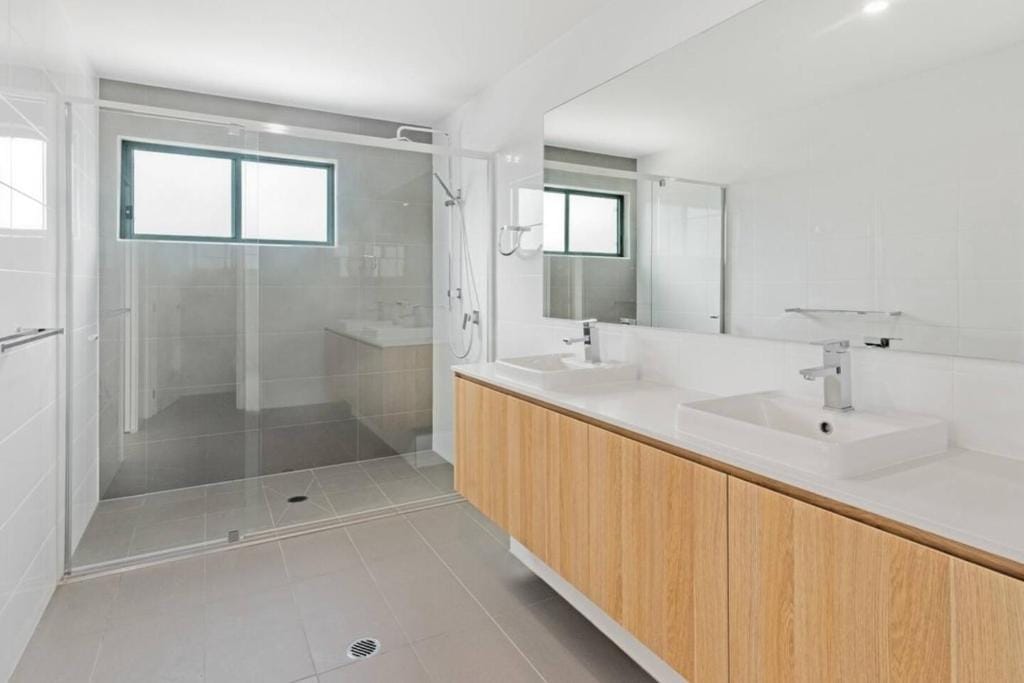 Large 5-Bedroom Family Retreat in Helensvale with Pool — 3