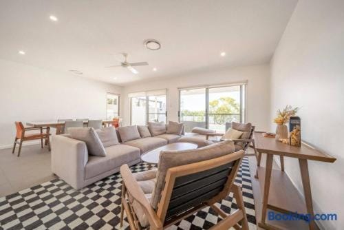 Large 5-Bedroom Family Retreat in Helensvale with Pool — 5