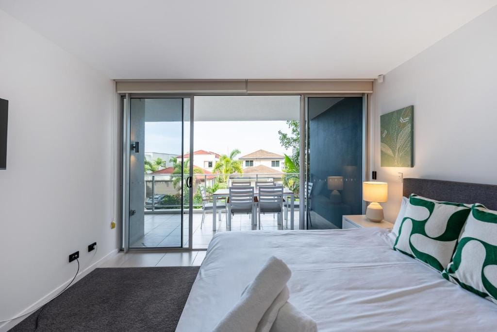 Luxury Spacious 3 Bedroom Apartment - Gold Coast — 2